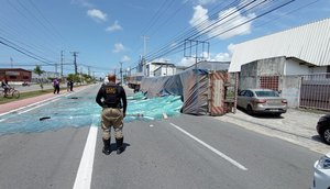 Caminhão carregado com vidros tomba após chão ceder em Aracaju