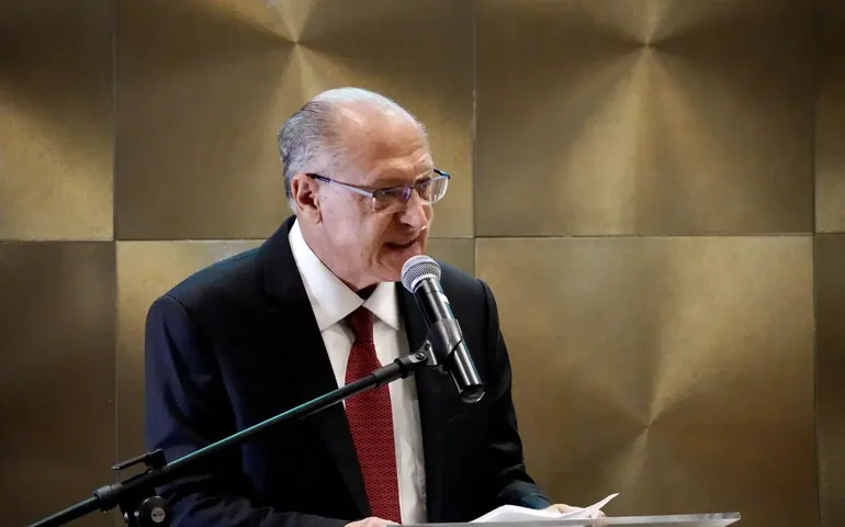Alckmin deixará ministério em abril, mas seguirá como vice