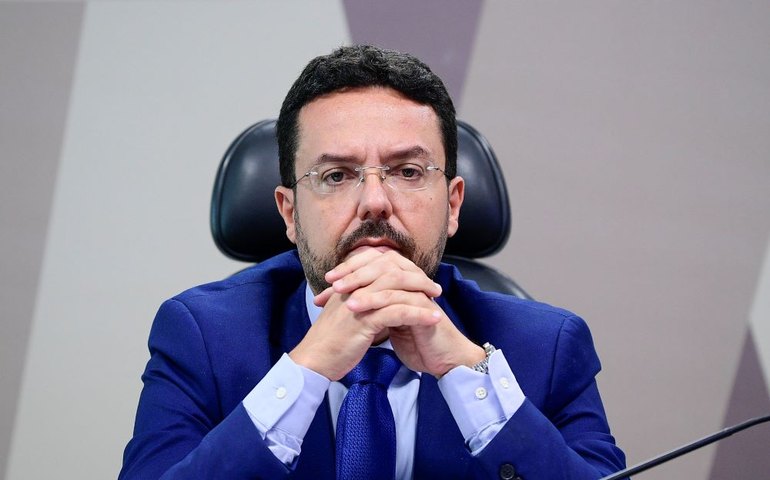 Ônibus a preços inflados: presidente do FNDE mente sobre leilão e pastores