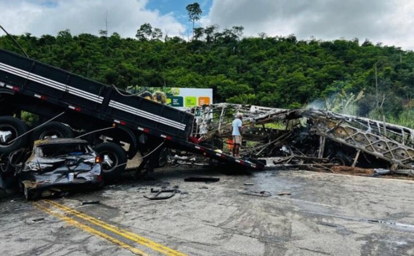 Acidente envolvendo três veículos deixa pelo menos 38 mortos em Minas Gerais