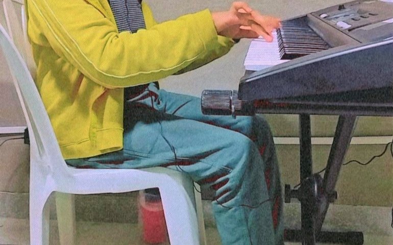 Professor da rede municipal cria instrumento e dá aulas de piano com tábua e pedras decorativas para deficientes visuais