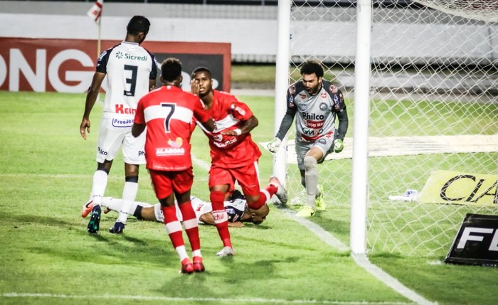 Detalhe da comemoração do Bill no gol do CRB