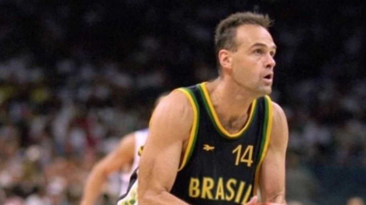 Oscar Schmidt elogia Tadeu no ‘BBB’, mas diz preferir ‘programa melhor’