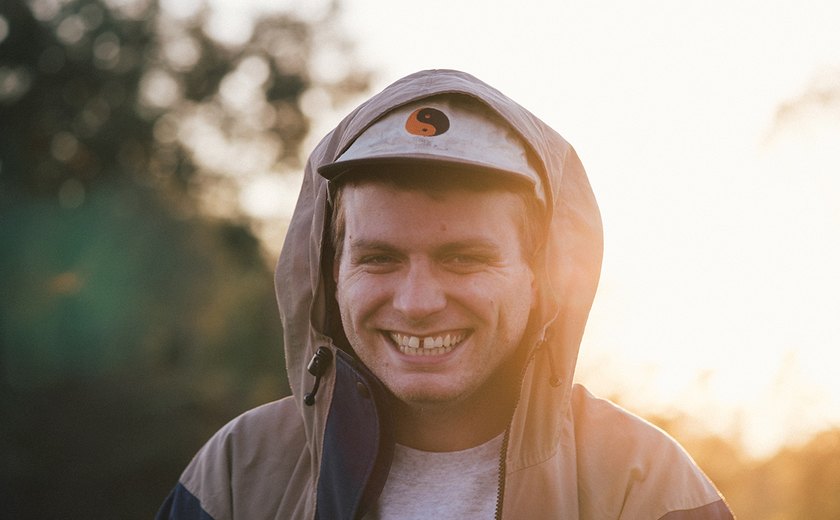 Lolla: Mac DeMarco faz festa indie elogiando sanduíche de jornal