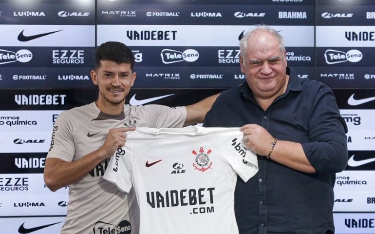 Hugo se diz honrado por ocupar lugar que já foi de Fábio Santos e Roberto Carlos no Corinthians