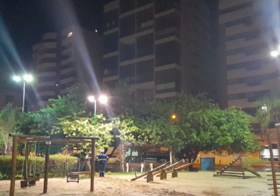 Praça na Ponta Verde tem iluminação reestabelecida após curto-circuito