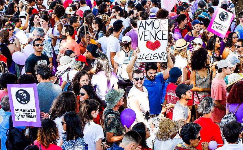 Manifestantes contra Bolsonaro se reúnem na Cinelândia, no Rio