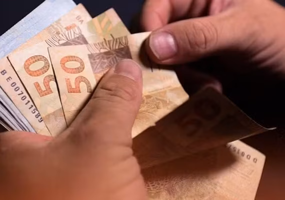 Pagamento do 13º salário reacende dilema entre dívidas, gastos e investimentos