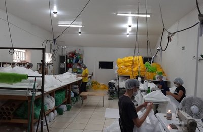 Sesau adquire aventais para EPIs produzidos por microempresas de Palmeira dos Índios