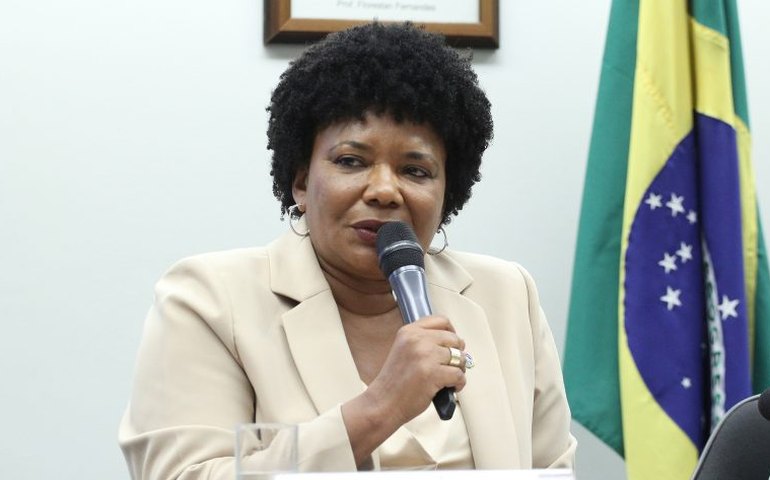 Câmara vai ouvir ministra da cultura para explicar uso político de comitês e cachês em carnaval