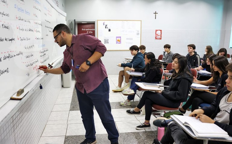 Número de professores temporários no Brasil é maior que na OCDE