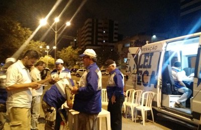 Lei Seca prende 2, apreende 28 CNHs e recolhe 4 veículos