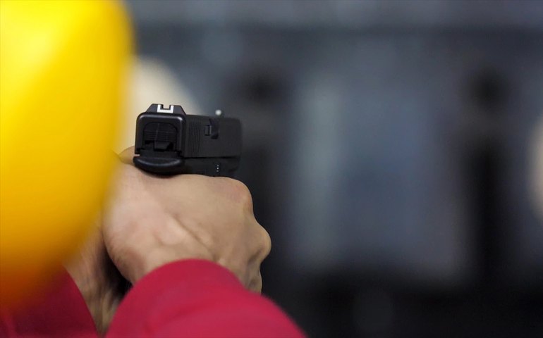 CACs com registros cassados que não devolveram armas são alvos da polícia; suspeita de fornecimento a facções