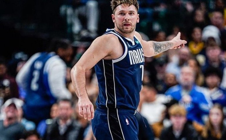 Luca Doncic banca o 'Papai Noel' na NBA e distribui presentes no Dallas Mavericks