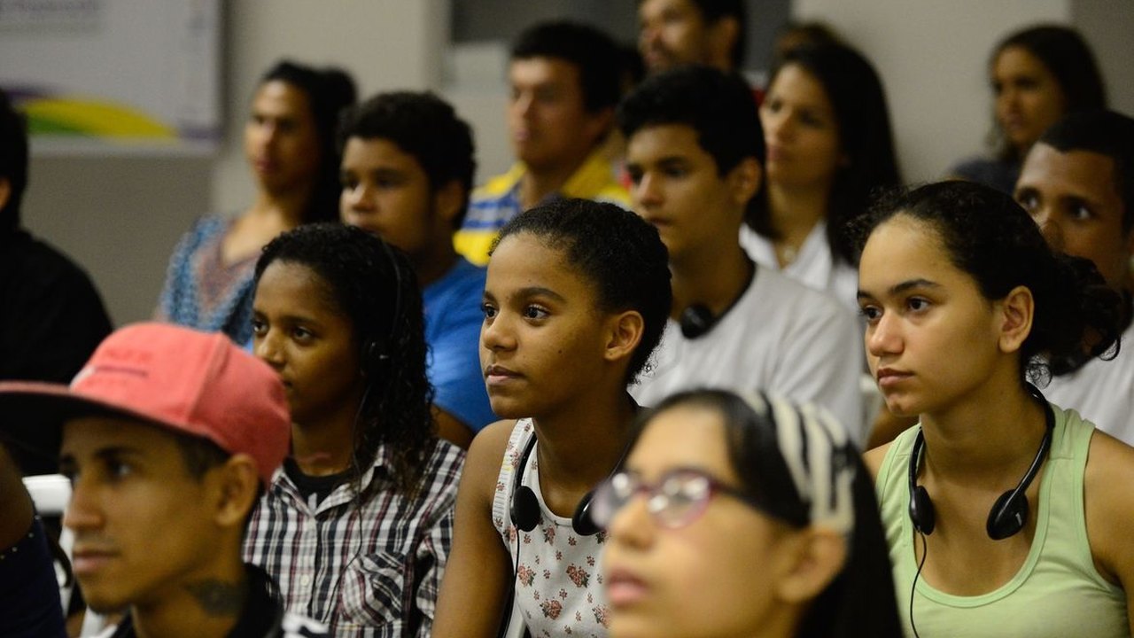 Pobreza e violência pioram saúde mental de jovens