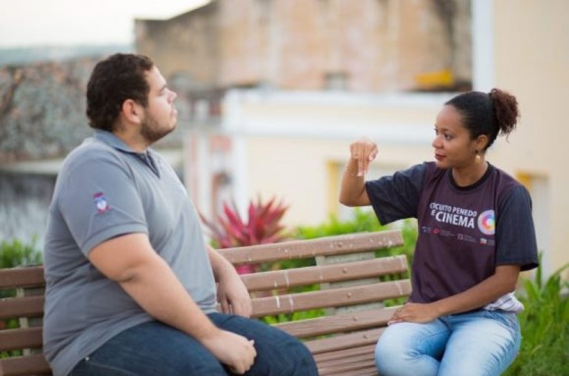 Mostras do Circuito Penedo de Cinema tem interpretação simultânea em Libras