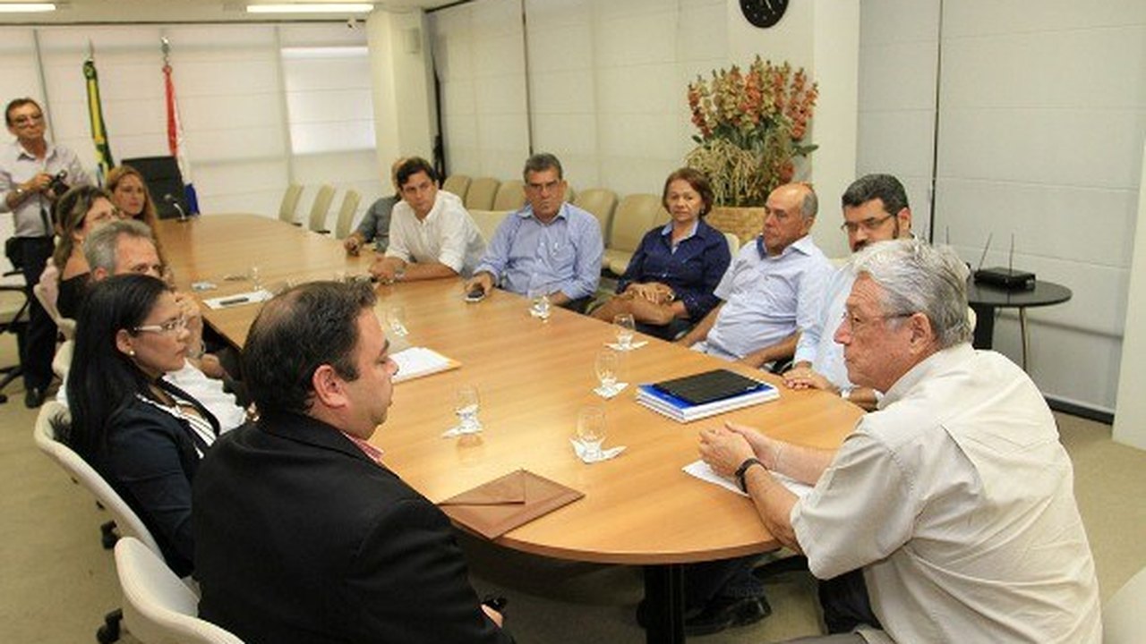 Governador discute política de resíduos com secretários e municípios