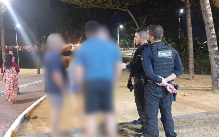 Homem é detido após surto e agressões contra familiares em área de praia