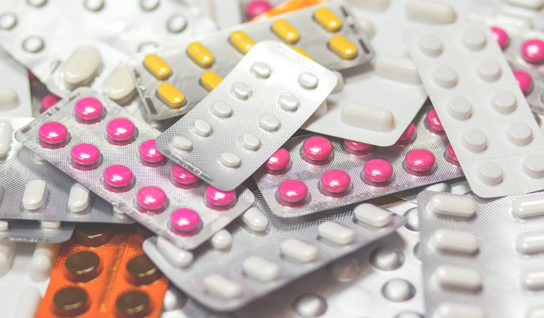 Uso excessivo de medicamentos sem prescrição pode causar dependência química