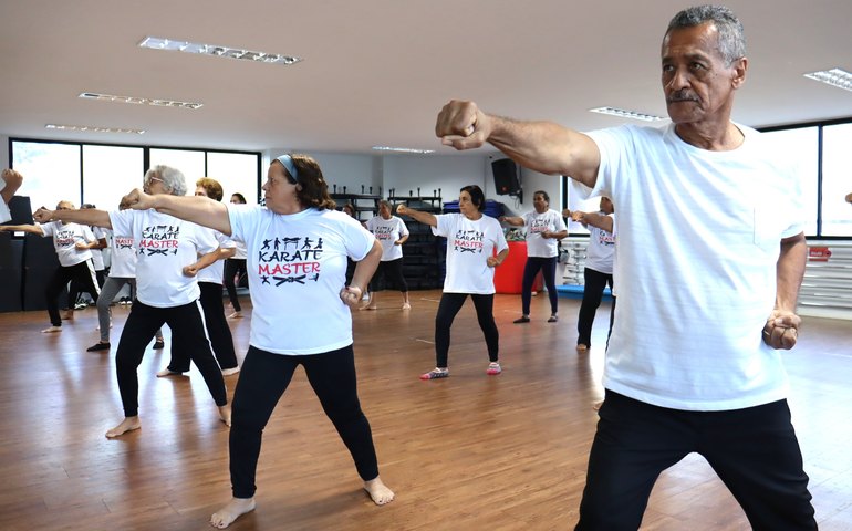 Projeto do Sesc Alagoas promove aulas de karatê para pessoas idosas