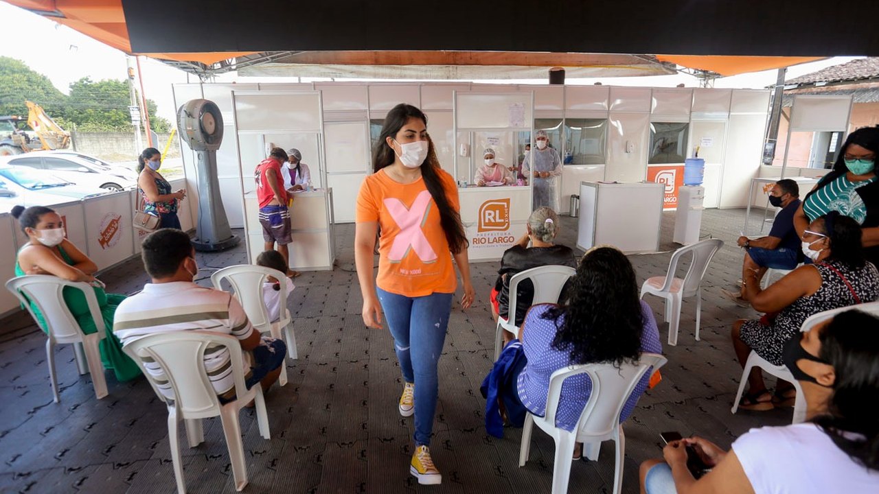 Secretária Gabriela Gonçalves anuncia vacinação contra a Covid-19 para pessoas acima de 29 anos em Rio Largo