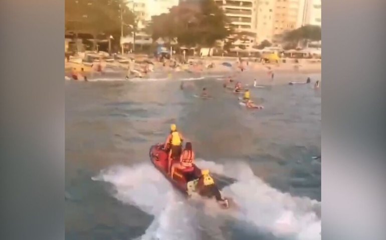 Banhistas são arrastados até as pedras por forte ventania em Copacabana, no Rio