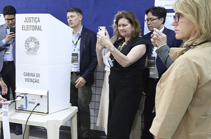 Representantes de 46 países conhecem de perto votação e apuração das eleições no Brasil