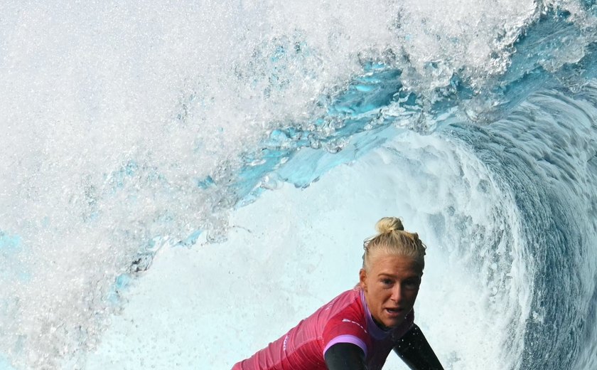 Marido de Tatiana Weston-Webb vibra com semifinal do surfe na Olimpíada; conheça o surfista, também campeão no esporte