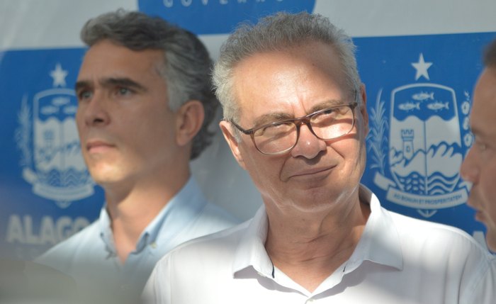 O senador Renan Calheiros e o deputado Rafael Brito ao fundo