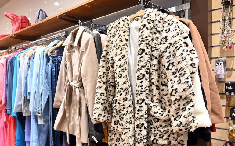 Saiba quanto se paga de impostos no Brasil por um sapato, vestido ou perfume. Carga chega a 142%