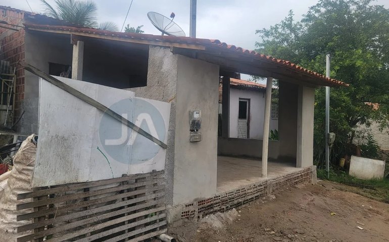 Homem é assassinado com golpes de faca após suposta luta corporal em bar improvisado em Arapiraca