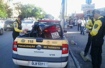 Fiscalização coíbe estacionamento irregular em Maceió