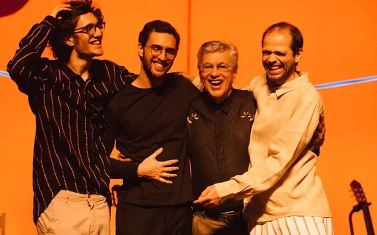 Ao lado da família, Zeca Veloso apresenta a faixa “Salvador”