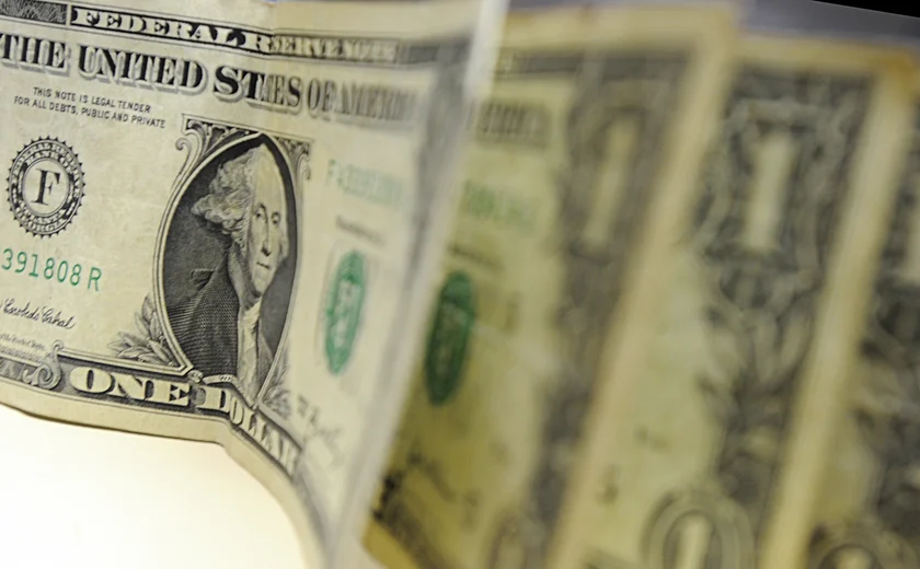 Na contramão do exterior, dólar tem leve queda na véspera do Copom