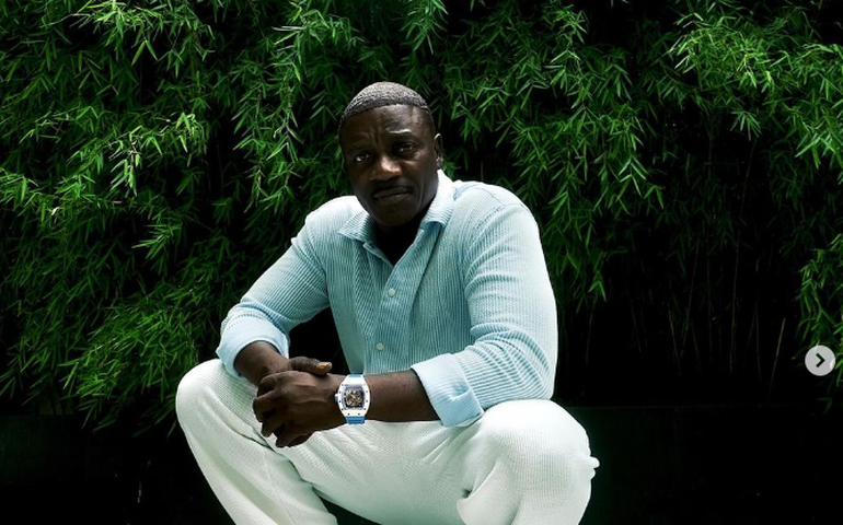 Ausência na Justiça, mandado pendente e identificação de Cybertruck: o que se sabe sobre a prisão do cantor Akon nos EUA?