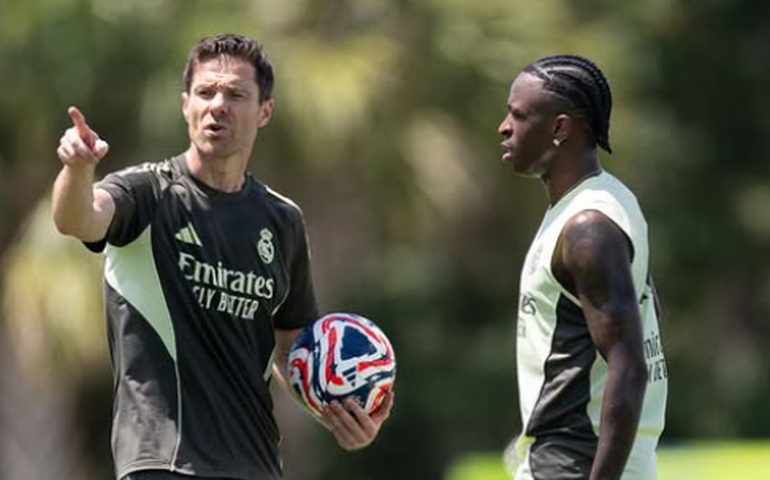 Real Madrid chega a Miami para o Mundial e Xabi Alonso mostra preocupação: 'Pouco tempo'