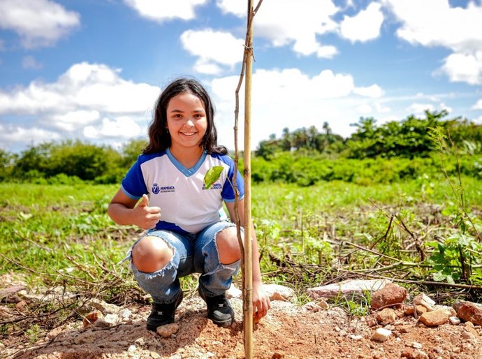 Alunos da rede pública de Arapiraca participam de plantio de 600 mudas na Marginal do Piauí