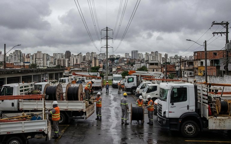 Aneel determina reforço em planos de distribuidoras de SP e RJ diante de previsão de chuva intensa