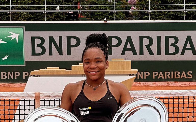 Vitória Miranda é campeã de simples e duplas júnior em Roland Garros