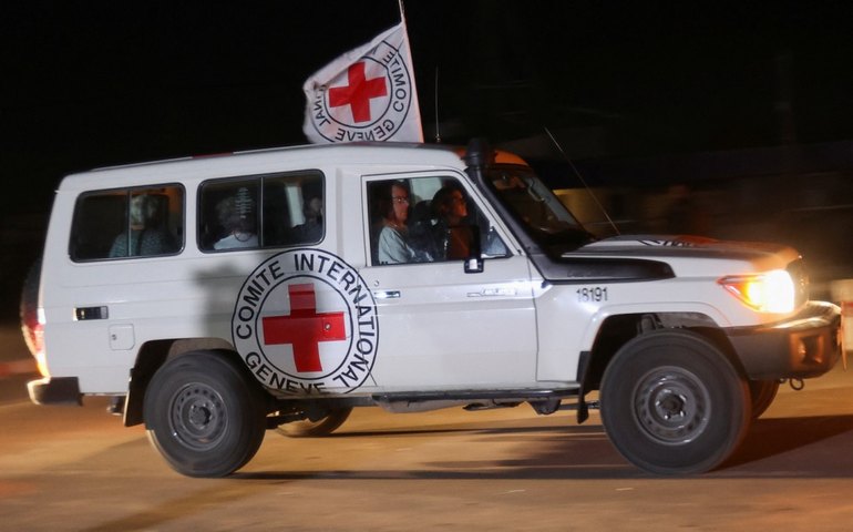 Famílias de sequestrados e ex-reféns do Hamas processam Cruz Vermelha em Israel