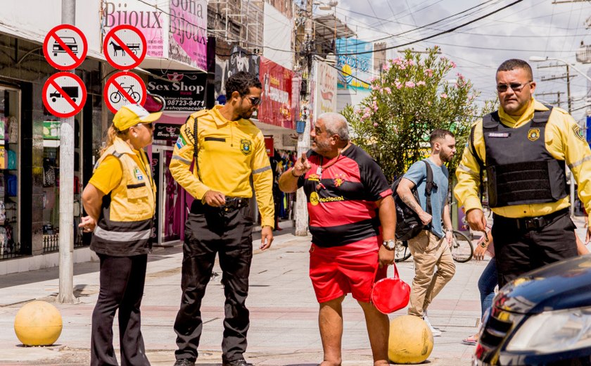 Ação da SMTT conscientiza usuários sobre uso do calçadão do Centro