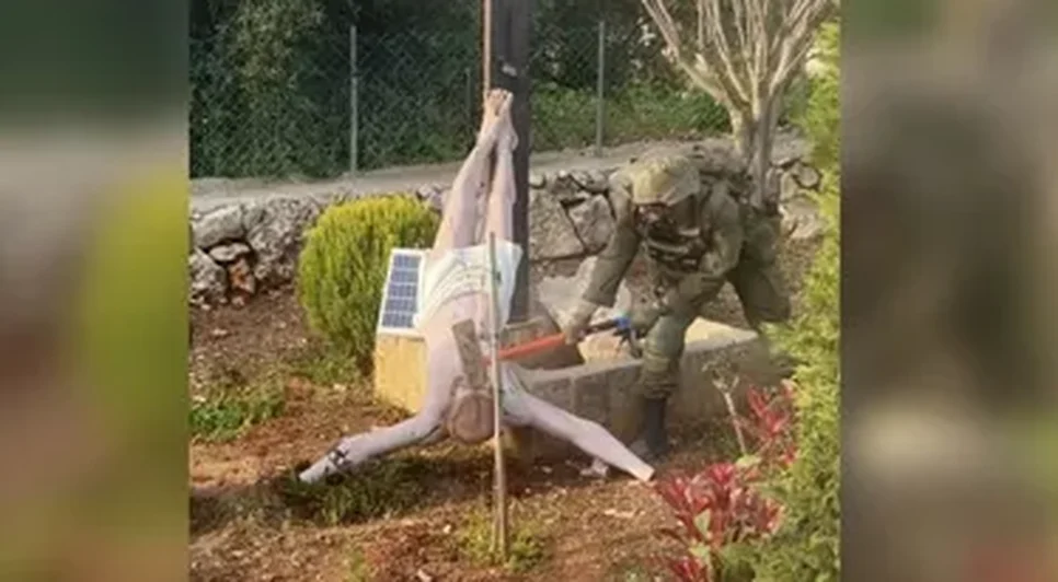 Soldado de israel destruindo imagem de cristo no Libano. Fonte: Internet