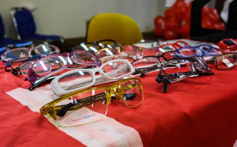 Comissão debate proibição da venda de óculos e lentes sem certificação de qualidade