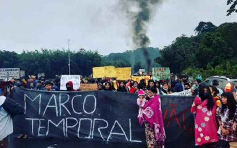 Indígenas fecham rodovias e protestam em Brasília contra PL sobre demarcação