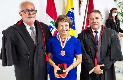 Juíza Ana Florinda é homenageada com Medalha Mérito do MPAL