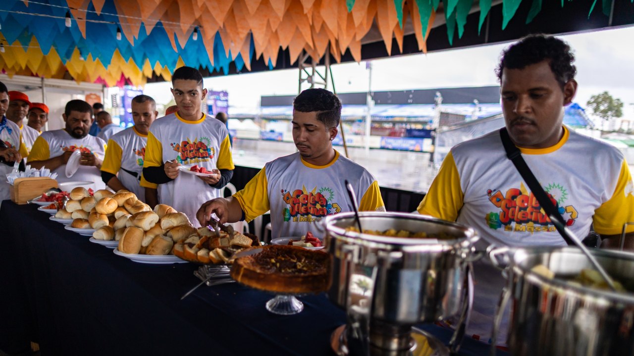 Garis que trabalharam no São João Massayó participaram de café da manhã especial