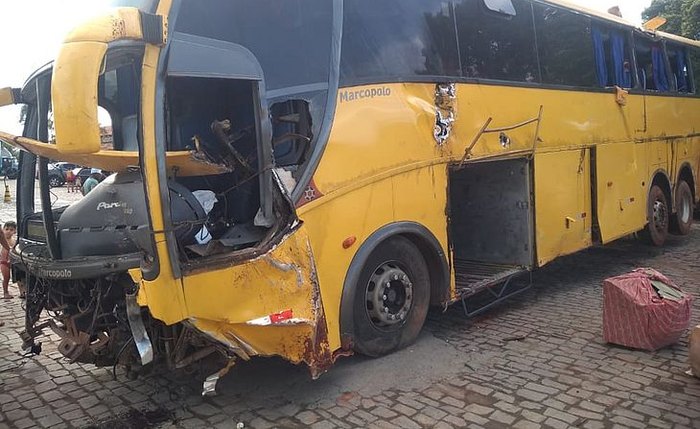 Ônibus ficou parcialmente destruído; uma pessoa morreu