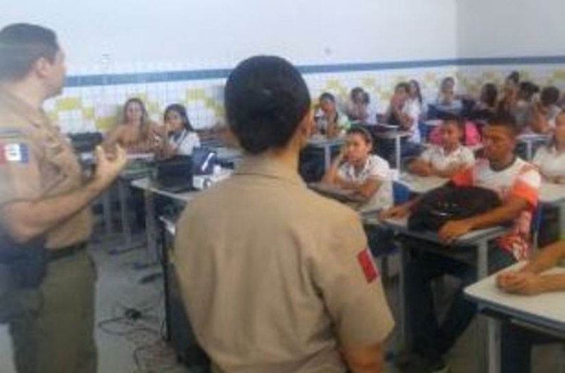 Policiais conscientizam jovens do bairro Farol contra o uso de drogas