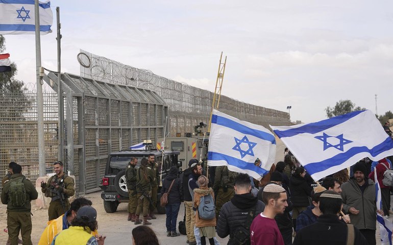 Israel afirma que retomou envio de ajuda humanitária aérea para Gaza