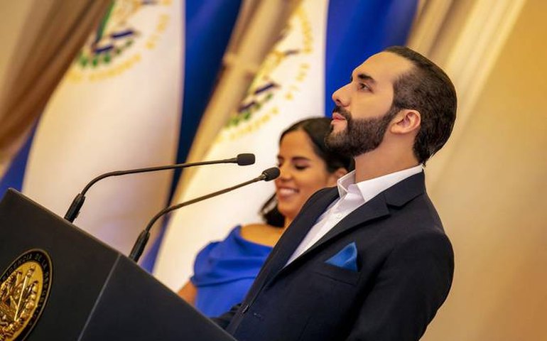Presidente salvadorenho comemora vitória antes de divulgação de resultados oficiais